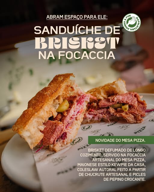 Cozinha aberta do Mesa Pizza com forno à lenha e pizzaiolo preparando massas