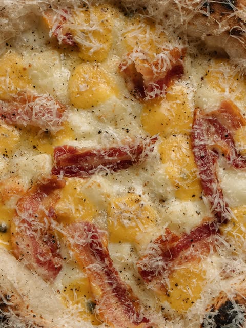 Pizza Ragu Bianco com massa alta e cornicione dourado